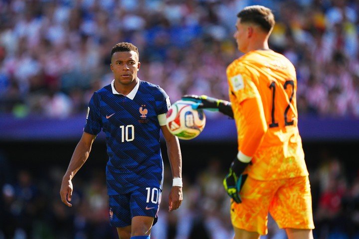 Kylian Mbappé y Orlando Gill. (AP)