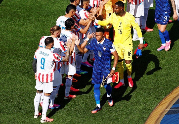 El saludo entre los jugadores de Francia y Paraguay (REUTERS).