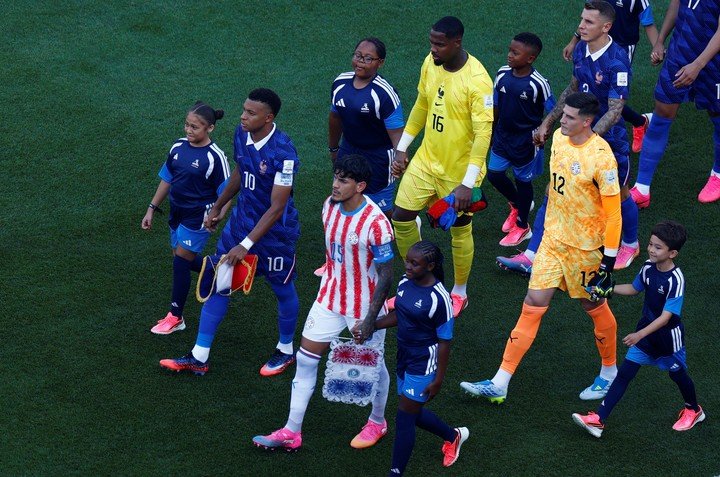 La salida de los planteles con Kylian Mbappe y Gustavo Gomez a la cabeza (REUTERS).