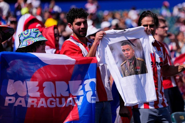 La cargada de la hinchada de Paraguay a Kylian Mbappé. (AP)