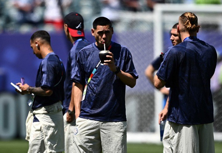 Gustavo Caballero tomando un mate en el Estadio de Philadelphia (REUTERS).