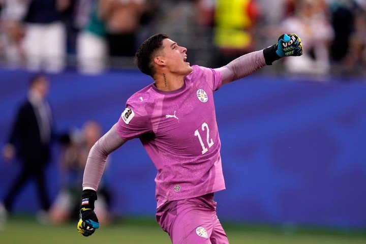 Orlando Gill, el héroe de Paraguay. (AP Photo/Charles Krupa) 