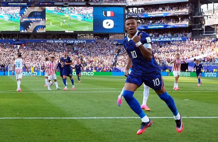 Kylian Mbappé sacó pecho y salvó a Francia (REUTERS).