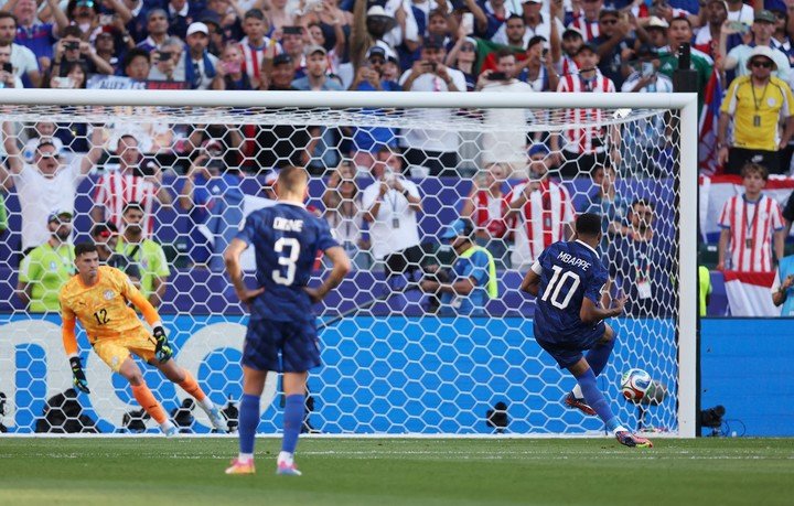 Kylián Mbappé le ganó el duelo a Orlando Gill (Reuters).