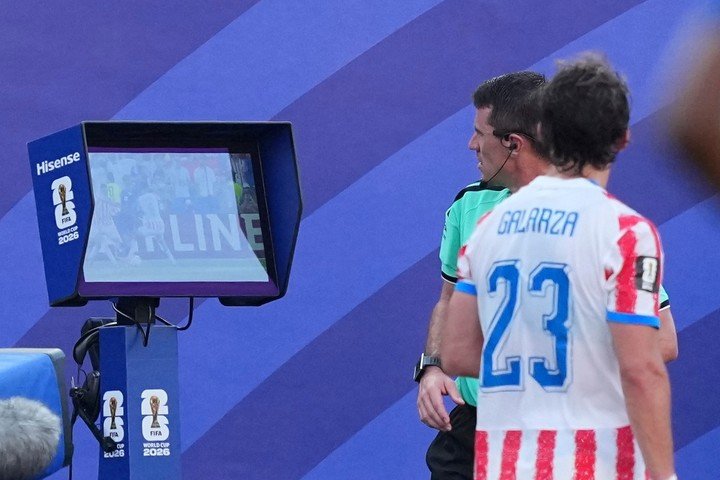 Penal para Francia. (AP Photo/Martin Meissner)
