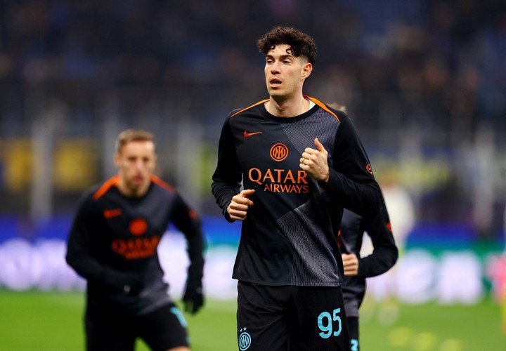  Alessandro Bastoni en un calentamiento con el Inter.