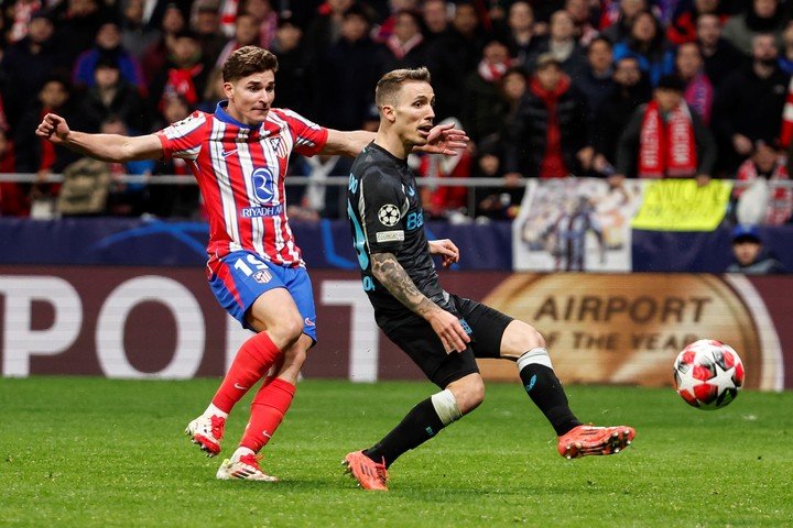 Alex Grimaldo y Julián Álvarez, durante el encuentro de fase regular de la Champions League (EFE)