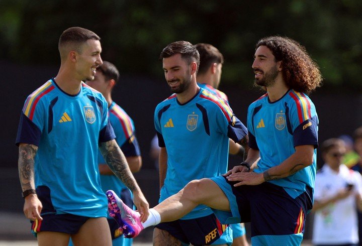 Marc Cucurella, Alex Baena y Alex Grimaldo durante el entrenamiento de la Roja (REUTERS)