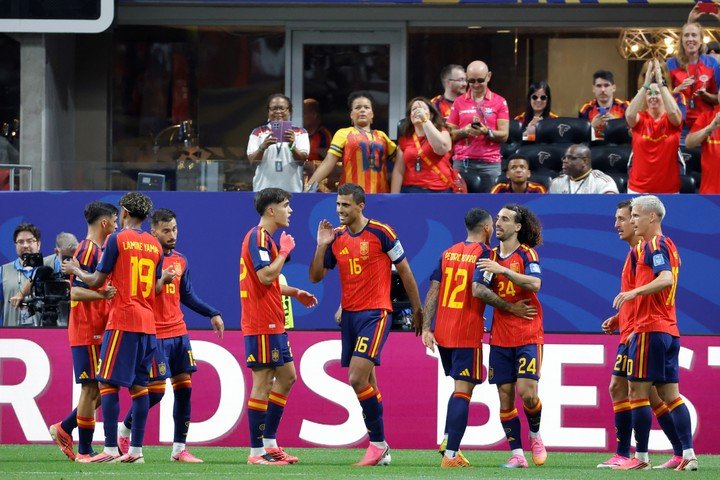 La selección de España tras golear 4-0 a Arabia Saudí (EFE)