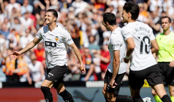 Guido Rodríguez celebrando uno de sus goles (EFE).