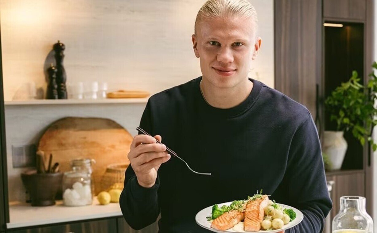 Erling Haaland comiendo mariscos.