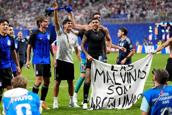 La bandera de Malvinas con la que festejaron los jugadores de Argentina.(AP Photo/Rebecca Blackwell)