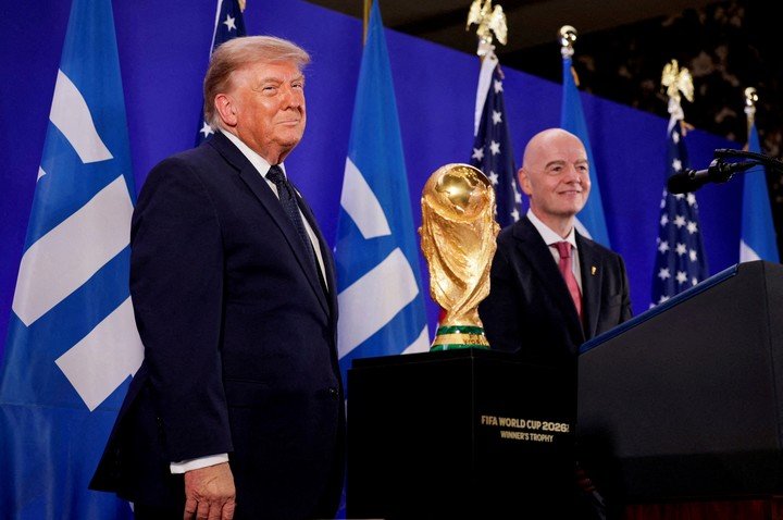 Donald Trump junto a Gianni Infantino. (REUTERS/Evan Vucci)