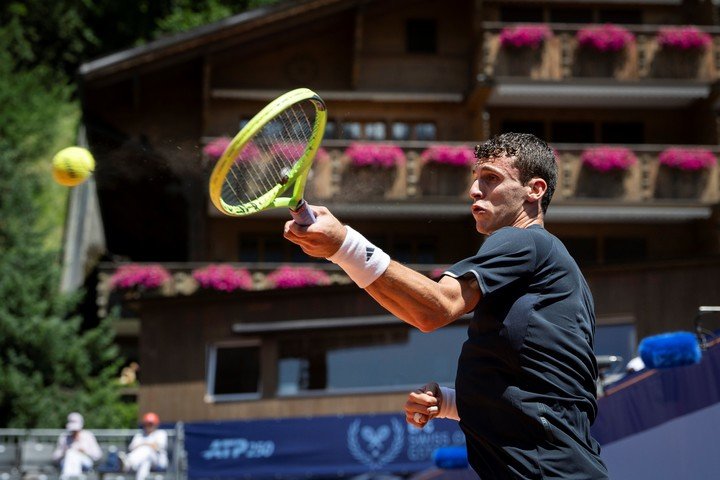 Juan Manuel Cerúndolo venció al noruego Casper Ruud y avanzó a las semis del ATP 250 de Gstaad.
(EFE).