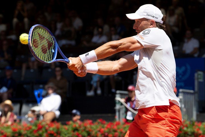 Casper Ruud, durante el duelo de cuartos ante Juan Manuel Cerúndolo en el que quedó eliminado en Gstaad.
(AP).