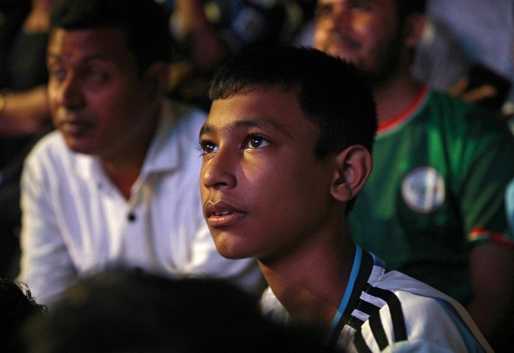 Así se vive en Bangladesh el Mundial (EFE).