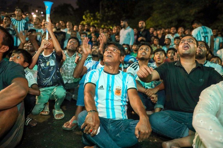 Así se vive en Bangladesh el Mundial (EFE).