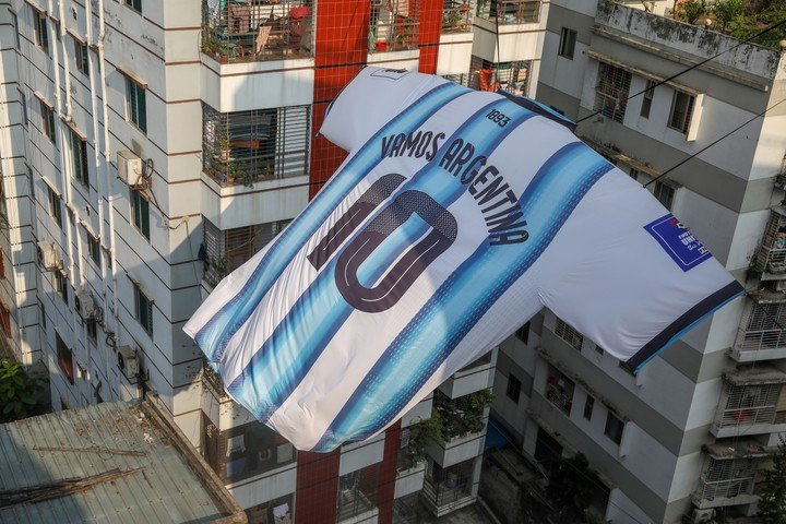 El trapo de Argentina en Bangladesh (EFE).