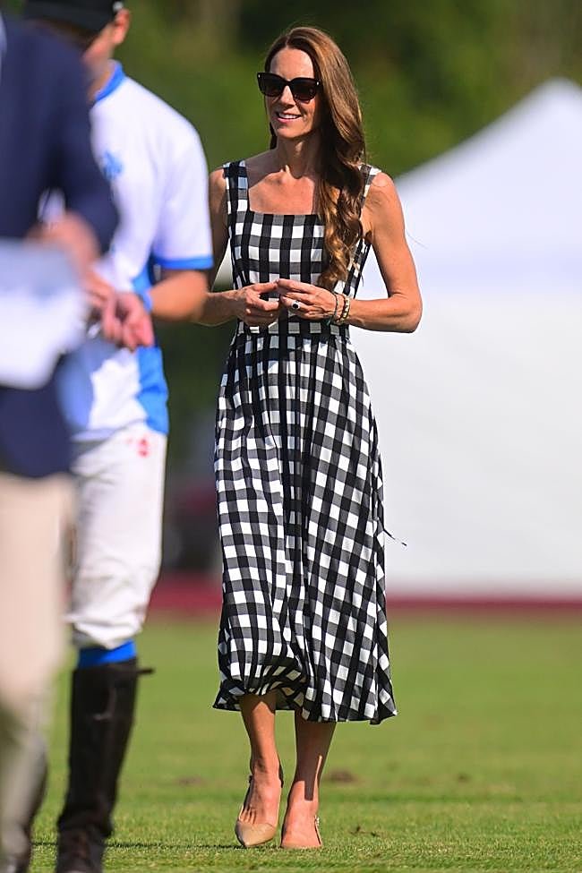 Kate Middleton con un vestido vichy en el polo.
