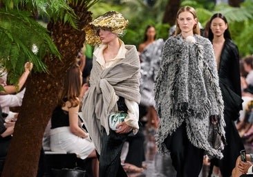 El desfile de Alta Costura de Christian Dior en París: Jonathan Anderson firma una oda tropical a la escultora Lynda Benglis