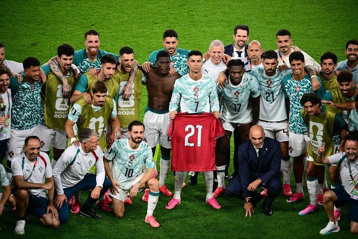 Ronaldo y sus compañeros con la camiseta de Diogo Jota, el futbolista fallecido un año atrás.