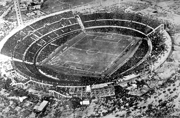Vista aérea del estadio Centenario en 1930. (archivo AP)