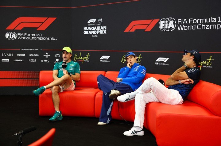 Colapinto, entre Alonso y Saniz, en la previa del GP de Hundría. (REUTERS/Bernadett Szabo)