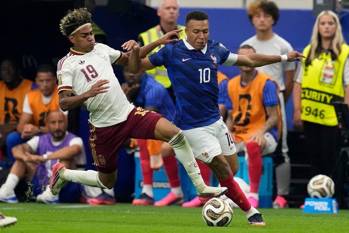 El impetuoso foul de Yamal a Mbappé: otra postal. (AP Photo/Tony Gutierrez)