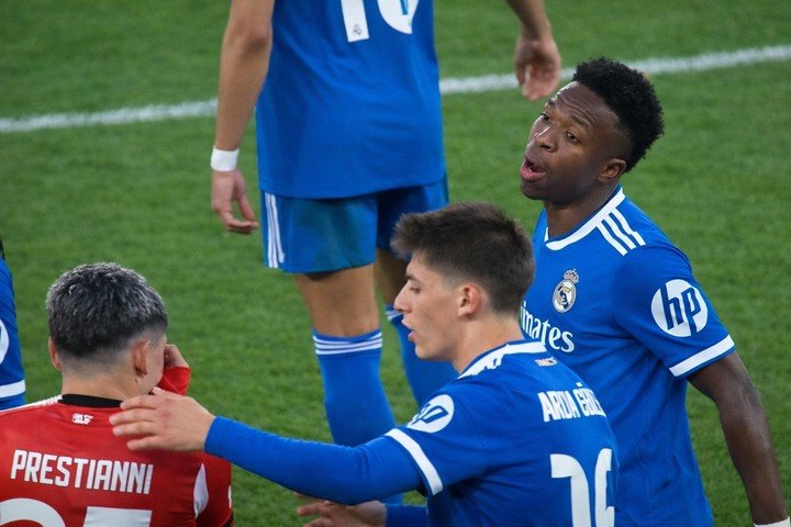 El intercambio entre Vinicius y Prestianni.