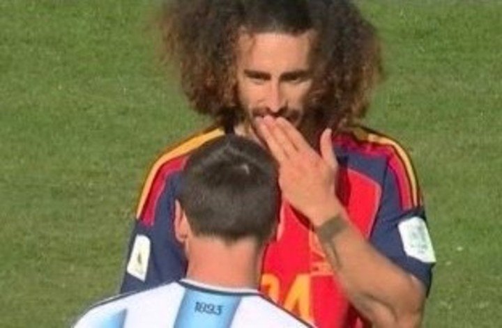 Cucurella, otro que se tapó la boca en el Mundial pero al que no lo echaron.