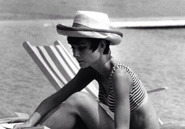 De Audrey Hepburn a este verano: por qué los bañadores de rayas siguen siendo los que más estilizan