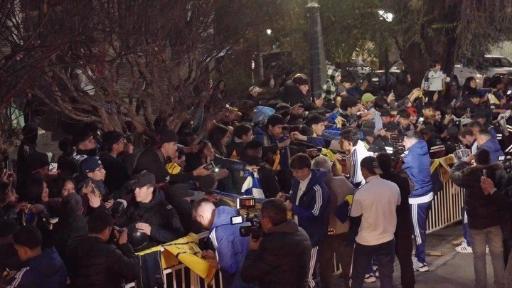 Los jugadores de Boca con la gente al llegar a Salta. (Prensa Boca)
