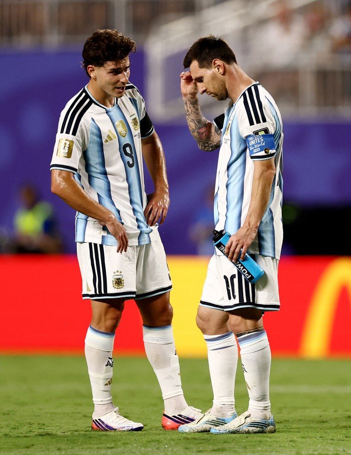 Julián habla con Messi.
REUTERS/Lee Smith