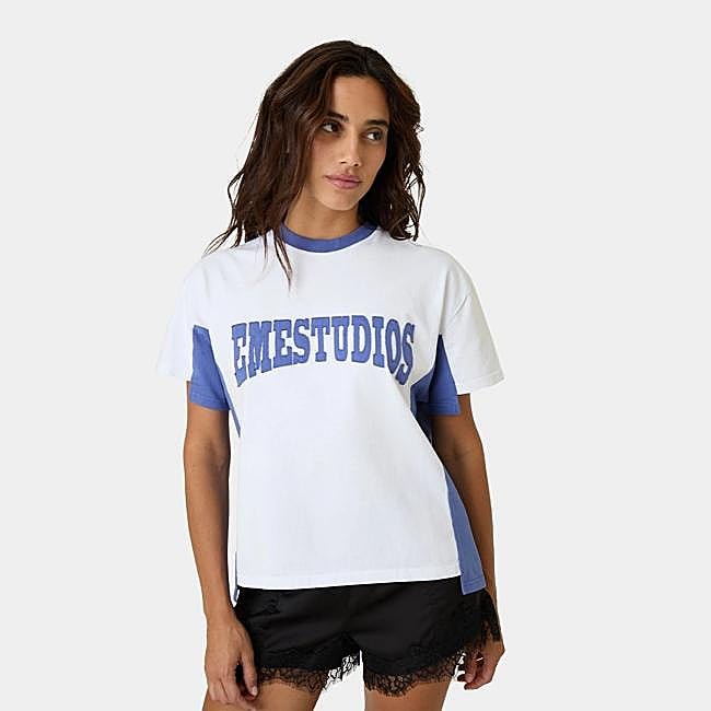 Camiseta bicolor de inspiración universitaria de Eme Studios, 55 euros.