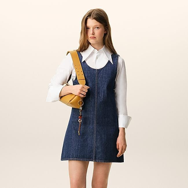 Vestido vaquero de Ami Paris, 294 euros.