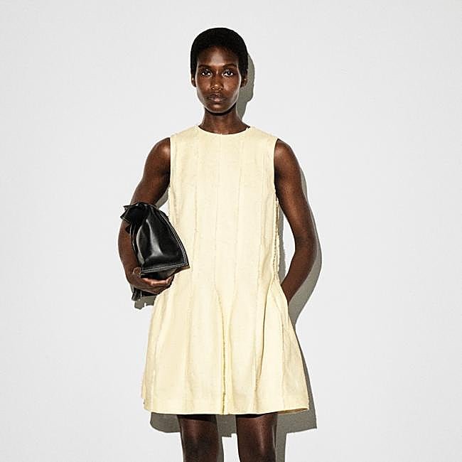 Vestido en tono mantequilla de COS, 129 euros.