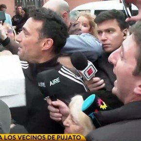 La locura por Scaloni en la llegada a Pujato: "Leo no se va", el autógrafo a la camiseta de un perrito y un dulce regalo