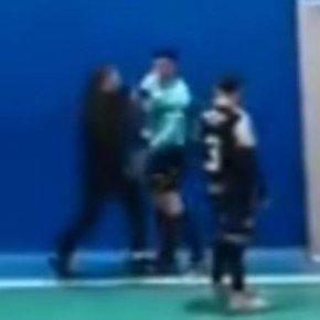 Brutal agresión en un partido de futsal: le pegó una piña al árbitro y fue expulsado del club