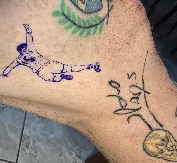 El hincha que se tatuó el quite de Paredes ante Egipto. (@adriaguilera82)