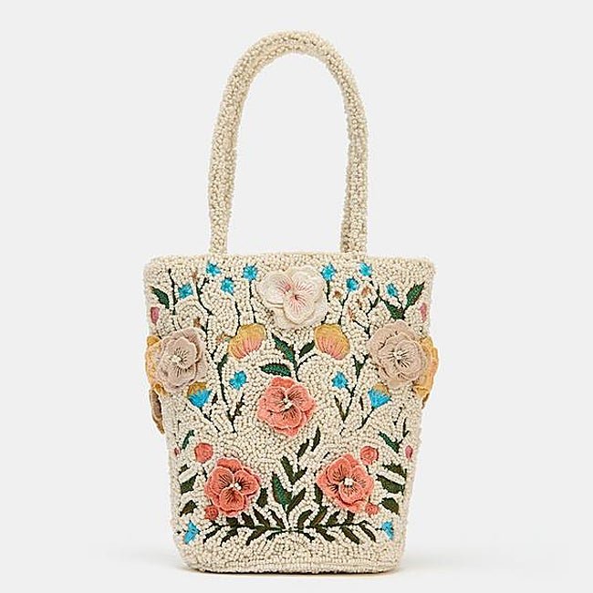Bolso con flores en relieve de Zara (39,99 euros)