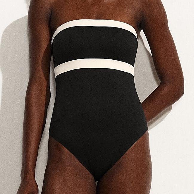 Bañador palabra de honor en blanco y negro de COS, 69 euros.