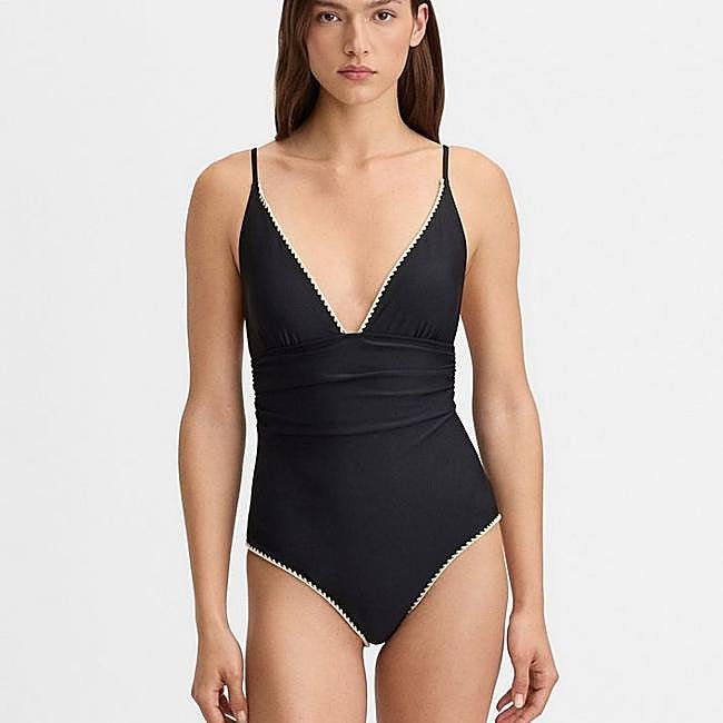Bañador negro escotado de Simorra, 142 euros.