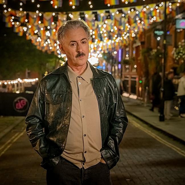 Alan Cumming como Leo en una imagen de la miniserie británica Tip Toe.