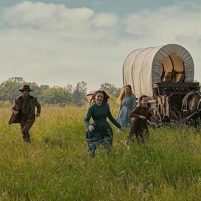 Luke Bracey, Skywalker Hughes, Crosby Fitzgerald y Alice Halsey en una imagen del primer episodio de la nueva versión de La casa de la pradera.
