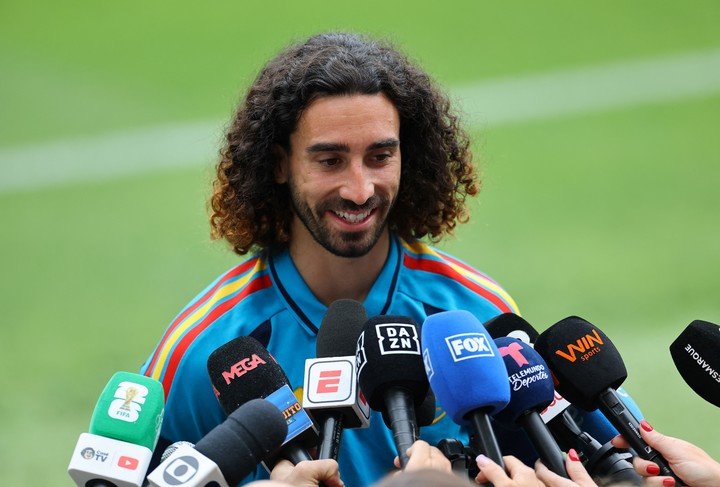 Cucurella tras el entrenamiento de este miércoles. (Foto: Reuters)
