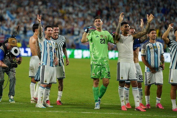 El festejo de Messi junto a Dibu, Cuti y compañía (Juano Tesone/Enviado especial).