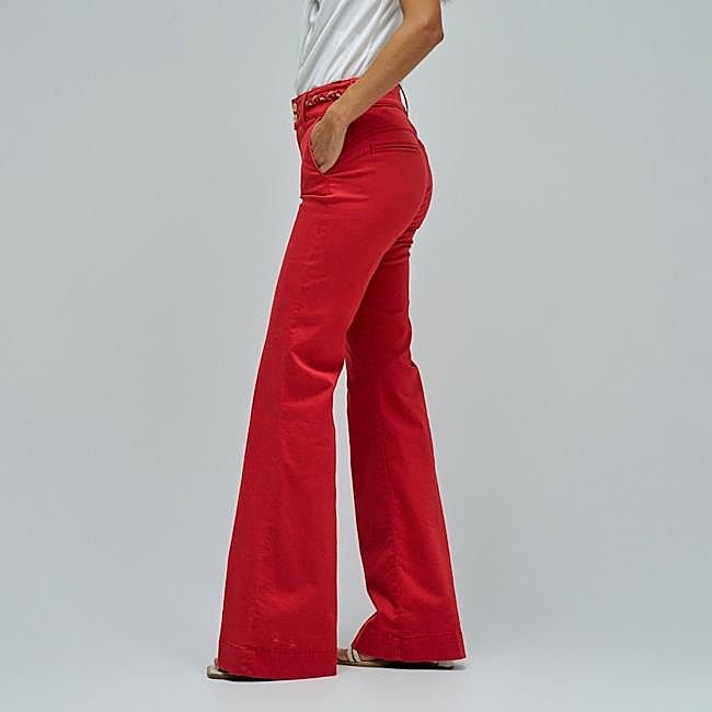 Vaquero rojo de corte acampanado de Salsa Jeans, 79,95 euros.