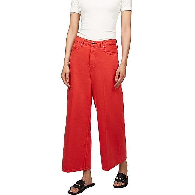Vaquero rojo cropped de Tommy Hilfiger, 119,90 euros.