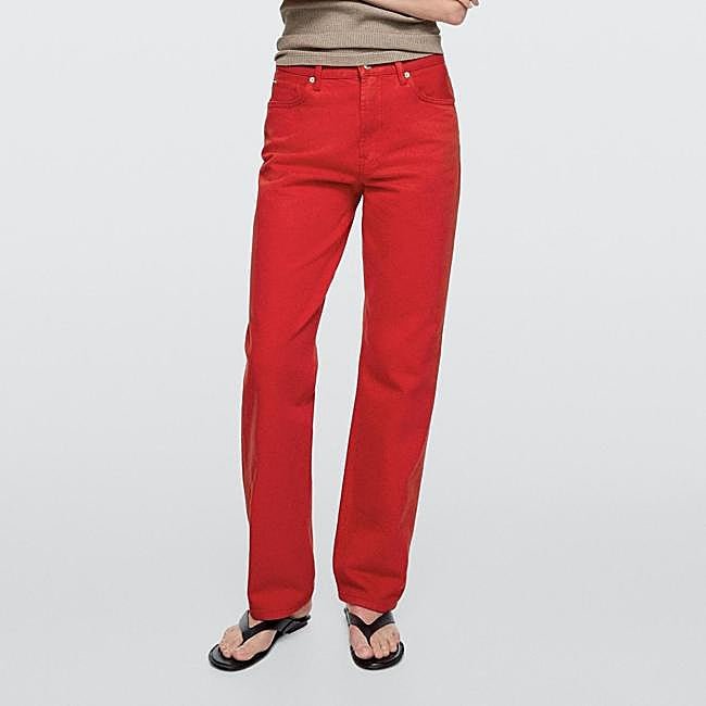 Vaquero rojo de corte recto de Massimo Dutti, 29,95 euros.