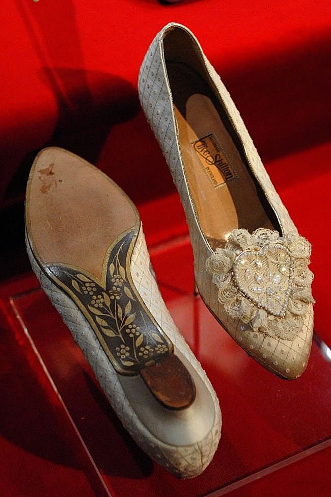 Los zapatos que Diana de Gales llevó en su boda con el príncipe Carlos.